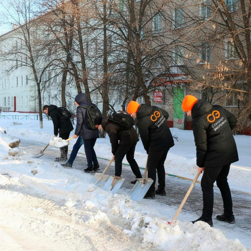 Уборка снега с крыш и территорий в  Макеевке